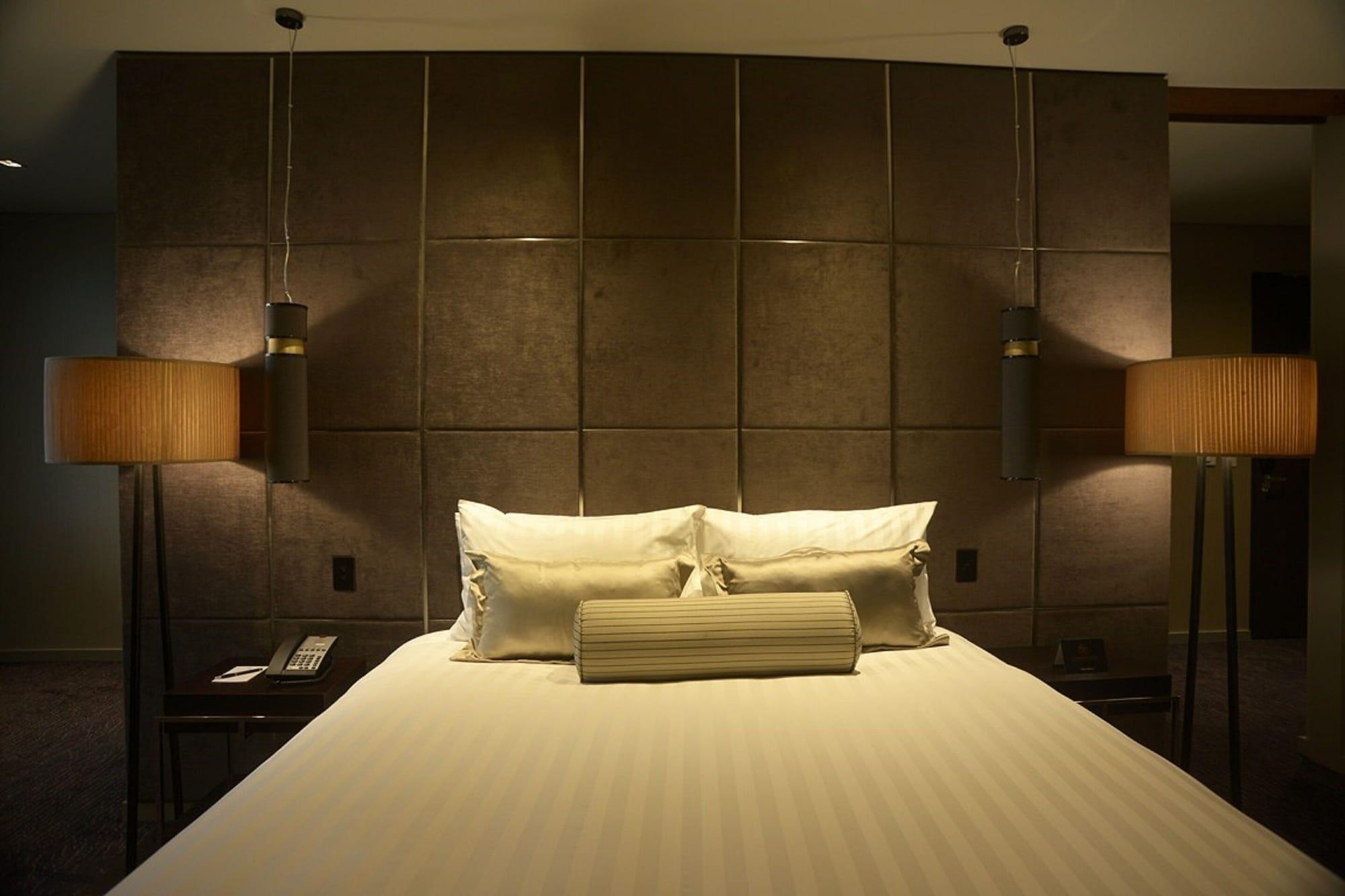 The Beetson Hotel Brisbane Exterior foto A bed with a large headboard