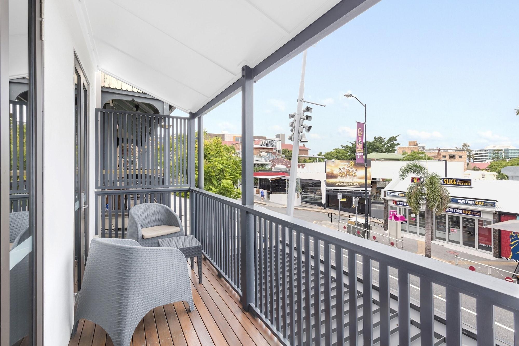 The Beetson Hotel Brisbane Exterior foto Balcony of a typical apartment